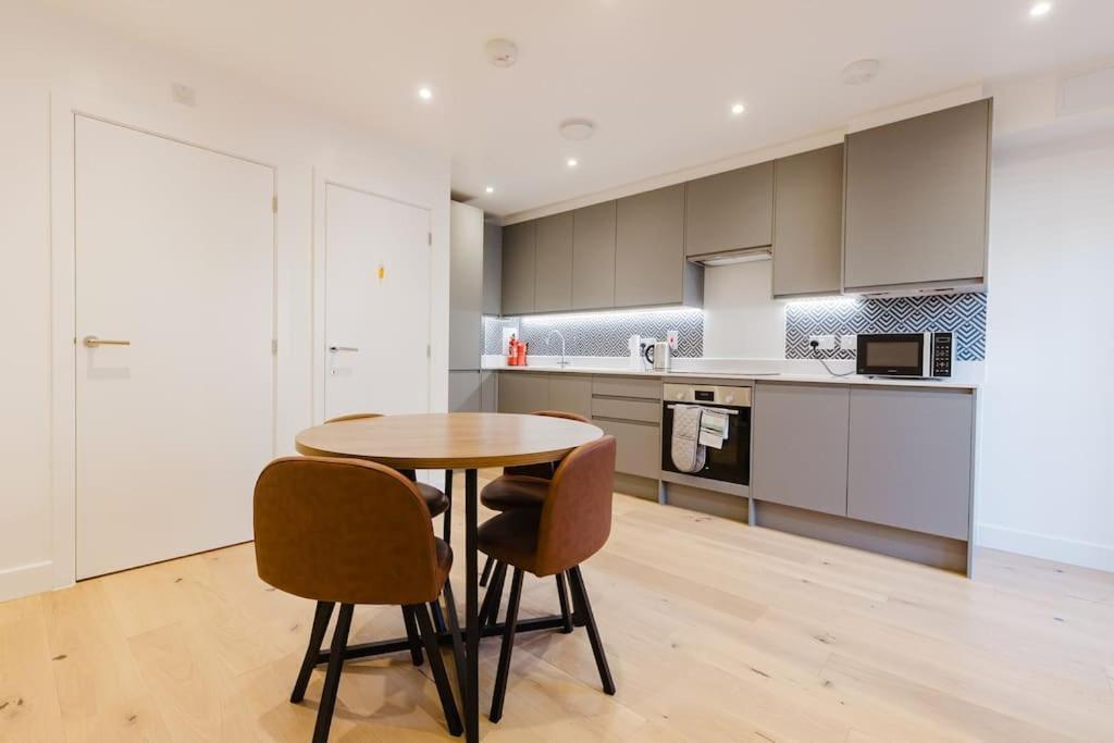 ווטפורד 4-Level Luxury 2 Bedroom House Sleeps 6, Rooftop, Harry P & Free Parking מראה חיצוני תמונה